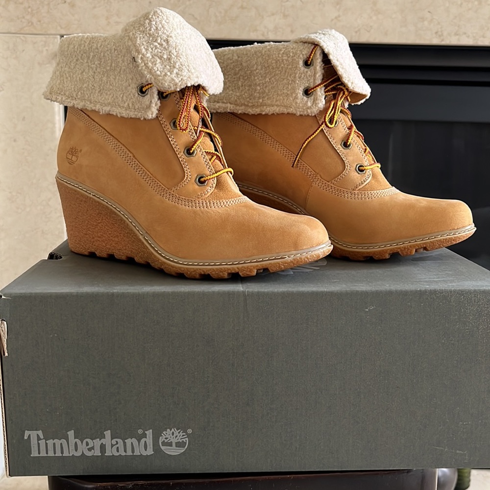 *** SOLD ***
NWOT - Timberland Ankle Boots